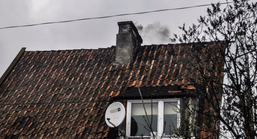 Dymi się z kominów. Często dość niebezpiecznie
