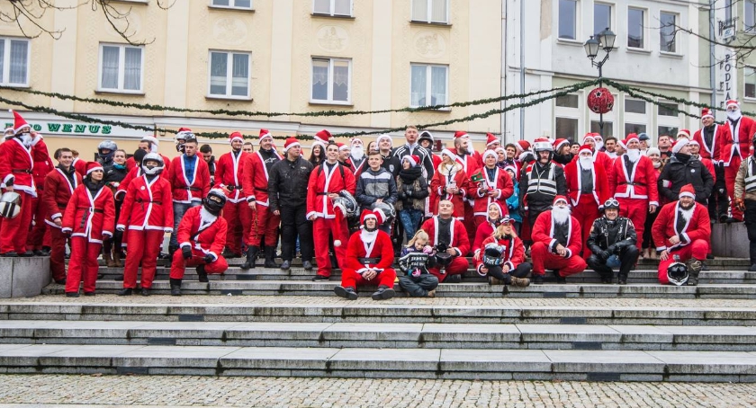 Mikołaje na żelaznych reniferach odwiedzą dzieci