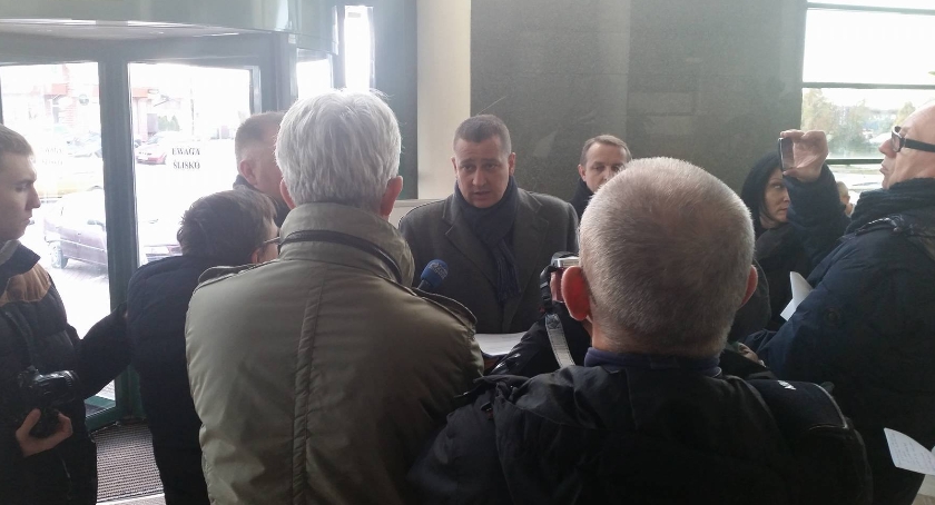 W dniu referendum mają się jeszcze odbyć konsultacje społeczne o lotnisku