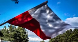 Polska w swoich barwach narodowych połączyła srebro z ogniem