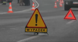 Dwa pojazdy omijały kałużę. Zderzyły się czołowo