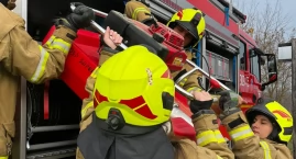 Strażacy przez ponad godzinę gasili płonący samochód