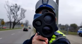 Nieletni kierowca uciekał przed policją - auto uderz&hellip;