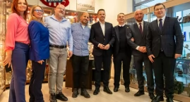 Skandal z wyciekiem danych, a marszałek jeździ za Trzaskowskim