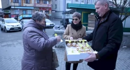 Mieszkańcy Łap częstowali się pączkami z rąk burmistrza