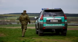Dwa uszkodzone pojazdy Straży Granicznej. To efekt ataku nielegalnych migrantów na polską granicę