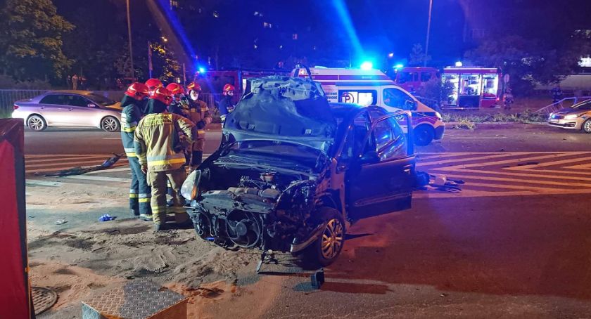 Dachowanie w Al. Stanów Zjednoczonych. Kierowca zbiegł z miejsca wypadku