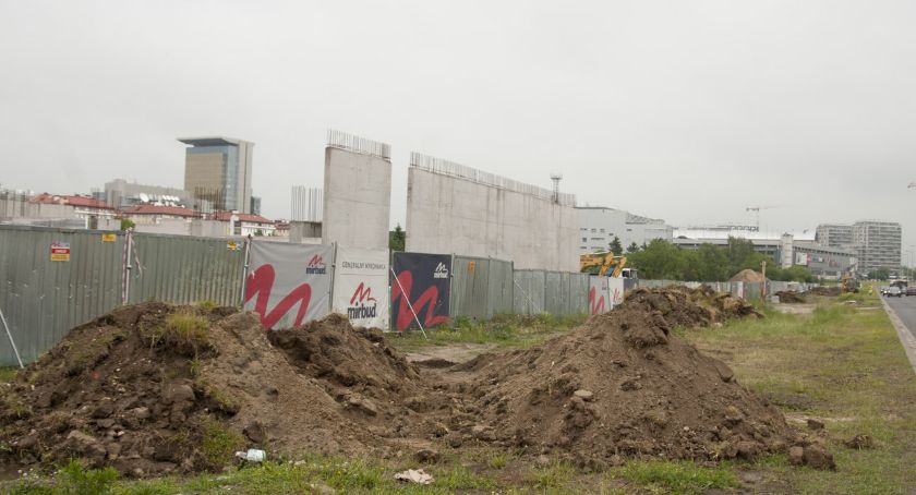 Rosną mury nowej szkoły na Gocławiu