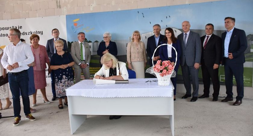 Akt erekcyjny na budowie nowej szkoły na Gocławiu