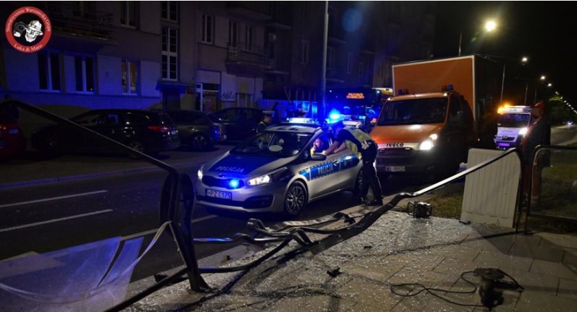 O krok od tragedii na Grochowskiej. Samochód wjechał w przystanek