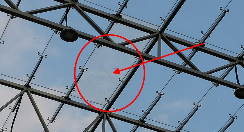 Szklane zadaszenie CH Szembeka popękało. Czy to bezpieczne?