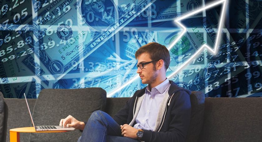 Jak wydawać pieniądze na reklamę w internecie, aby inwestycja przynosiła jak największe zyski? Poznaj porady ekspertów