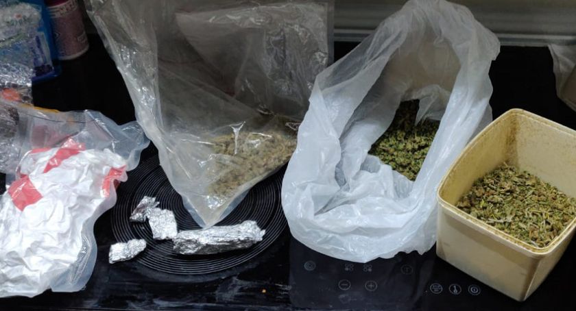 Marihuana i kokaina wyleciały z balkonu na Pradze Południe [ZDJĘCIA]