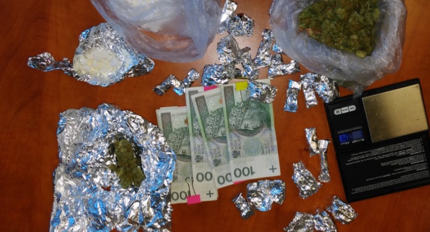 Policja przechwyciła znaczną ilość narkotyków w mieszkaniu na Gocławiu