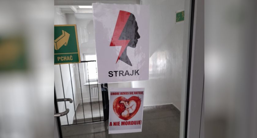 Wojna plakatowa w Urzędzie Dzielnicy Praga Południe