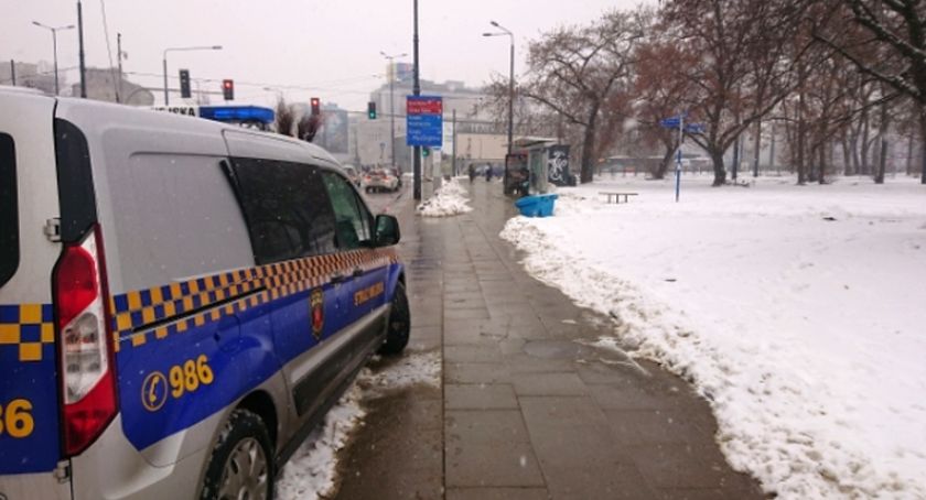 Schował papierosy w pojemniku na piach