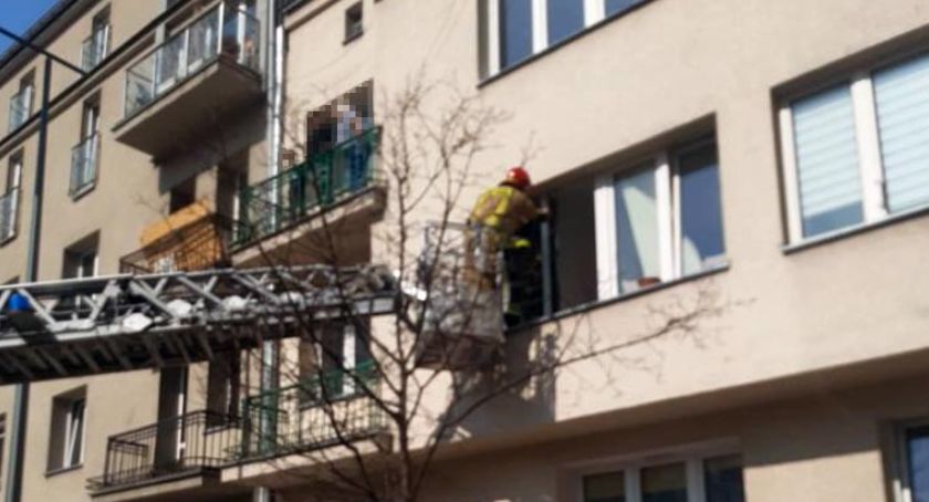 Stała w oknie i groziła skokiem