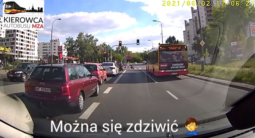 Gocław. Z wózkiem po pasach na czerwonym świetle... [FILM]