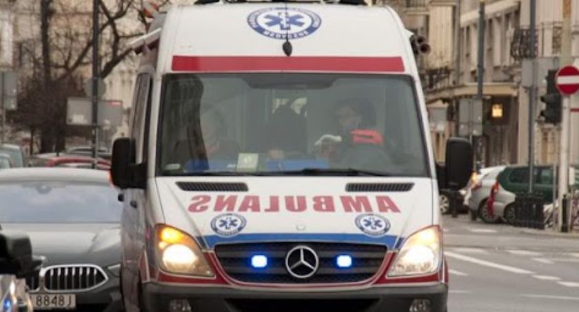 Zderzenie skutera z autem na skrzyżowaniu ul. Dwernickiego z Podskarbińską