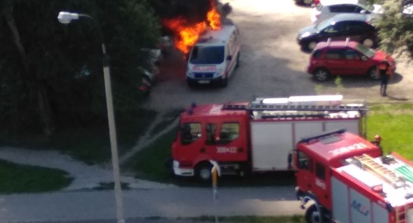 Karetka zapaliła się na ul. Motorowej [ZDJĘCIA]