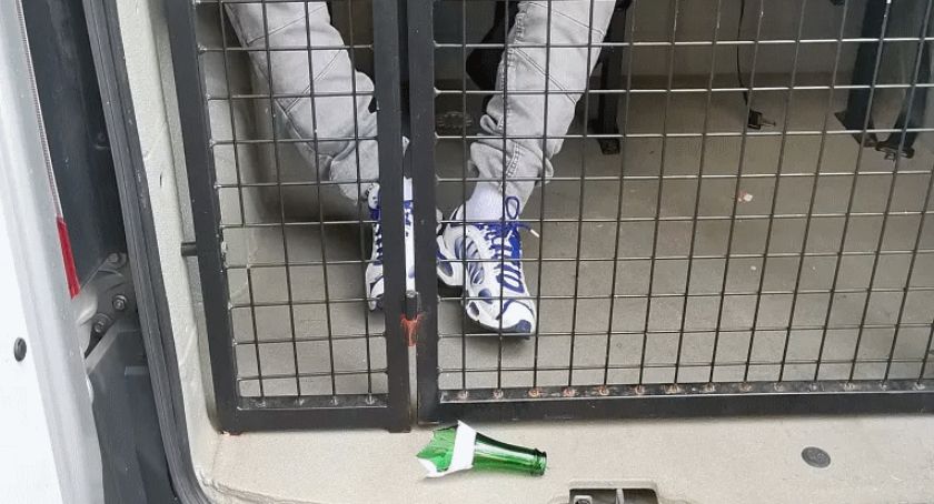 Furiat z Grochowa straszył ludzi rozbita butelką