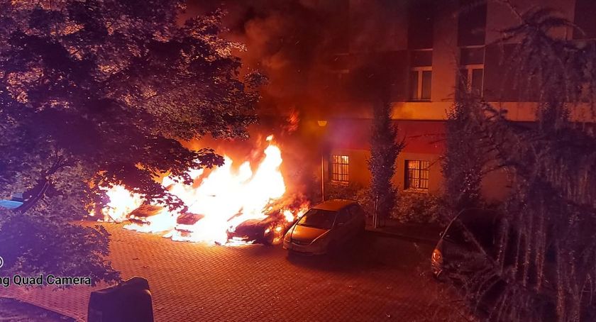 Wybuchające samochody przy ul. Fieldorfa [ZDJĘCIA]