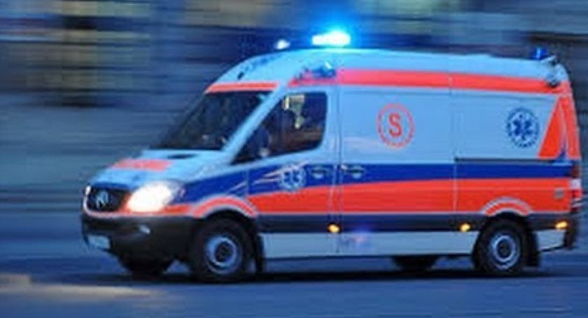 Autobus zderzył się z autem na Gocławiu. Kobieta z dzieckiem w szpitalu 