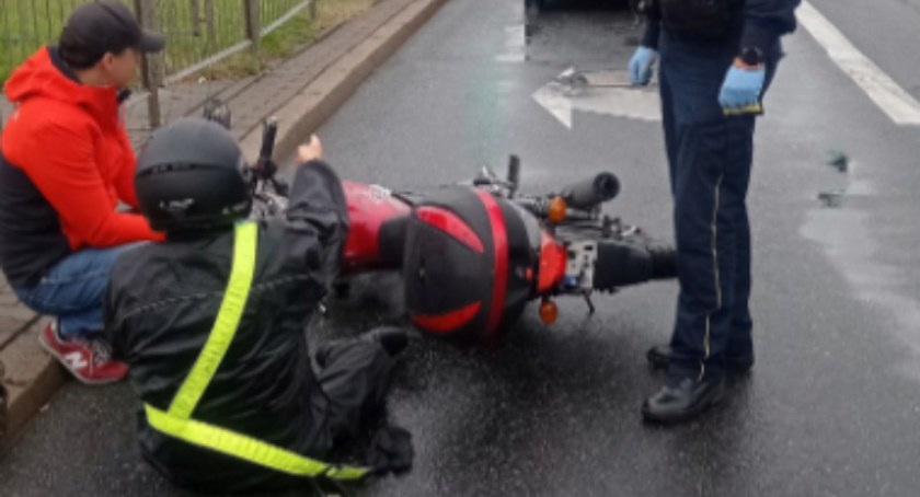 Drogi są już śliskie! Motocyklista przewrócił się na Rondzie Waszyngtona