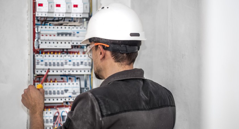 Elektryk – kim jest i czym się zajmuje? Odpowiadamy