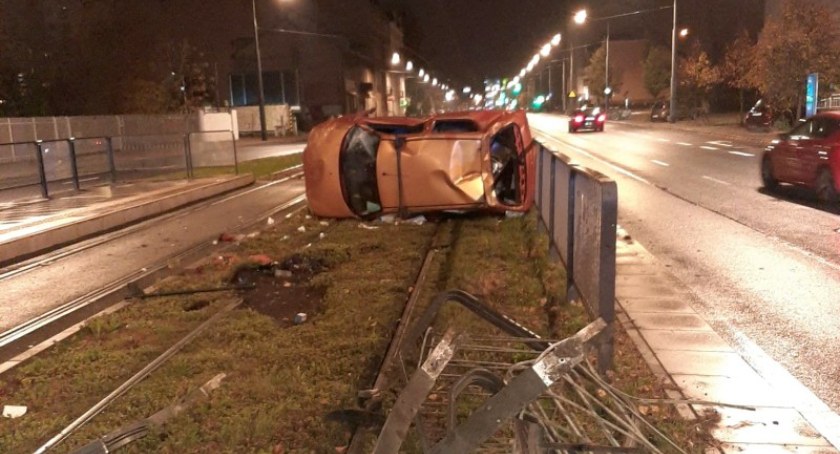 Dachował na torowisku, uciekł z miejsca zdarzenia [ZDJĘCIA]
