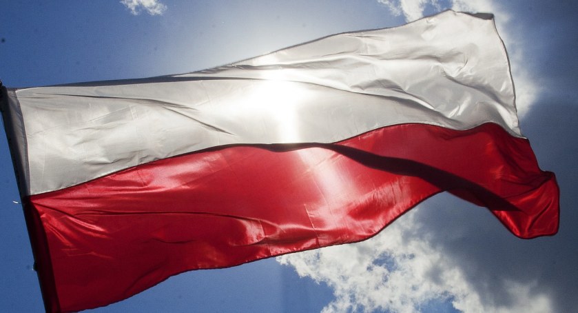 11:11 śpiewanie hymnu w praskich placówkach. 104. Rocznica Odzyskania Niepodległości 