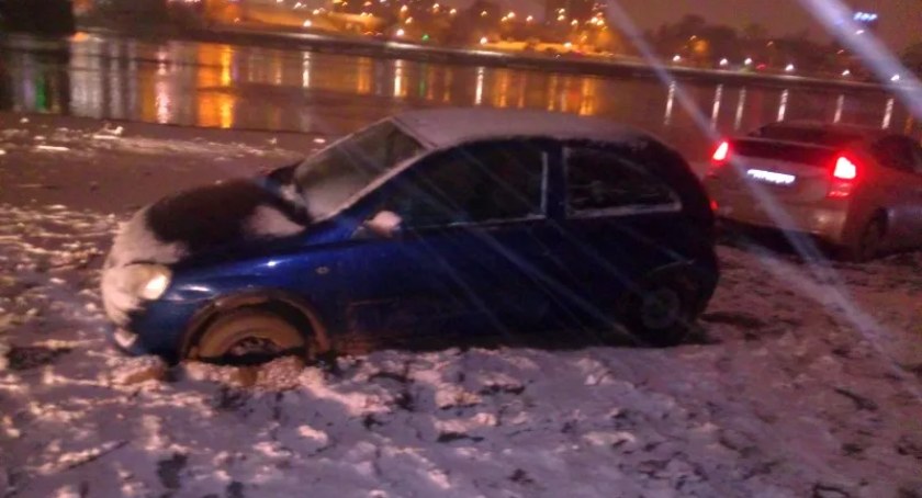 Chciał się sprawdzić, jego auto utknęło w piachu na plaży Poniatówka