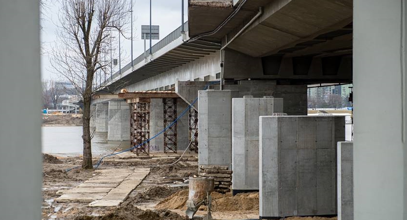 Kładka rowerowa pod Łazienkowskim - prace idą pełną parą