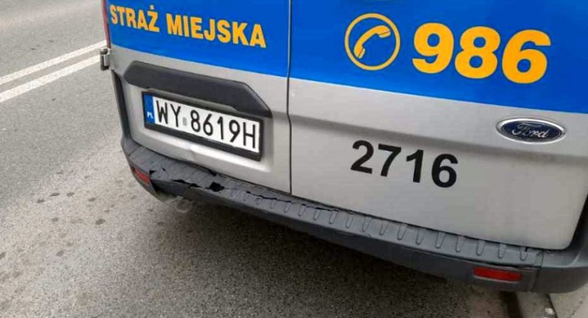 Nagle strażnicy poczuli mocne uderzenie. Ktoś w nich uderzył