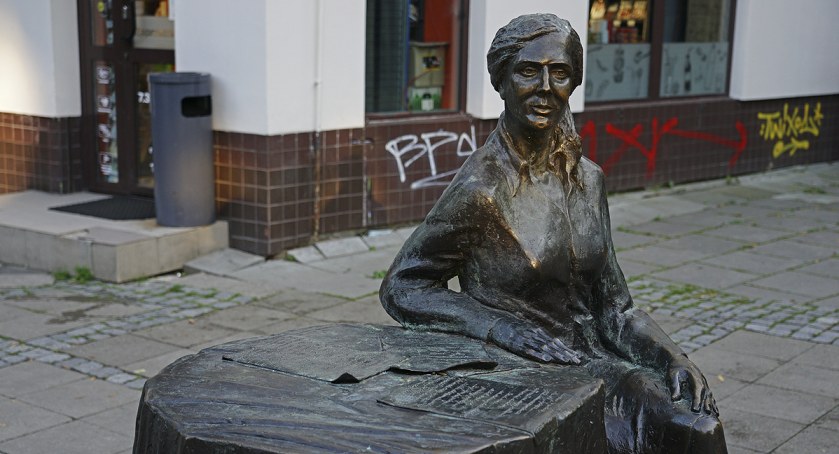 Pomnik Agnieszki Osieckiej i ulica Francuska