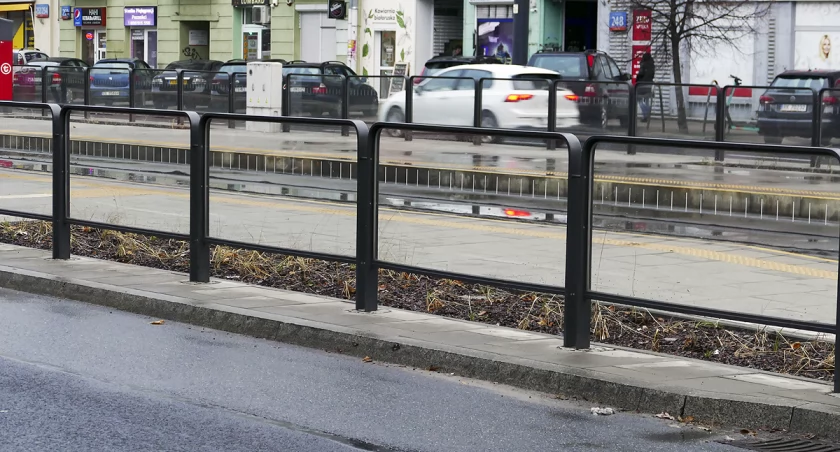 Trawnik na przystanku tramwajowym przy ulicy Grochowskiej