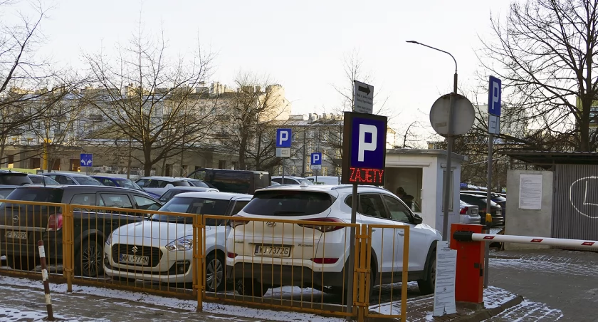Zajęty parking na ulicy Kamionkowskiej