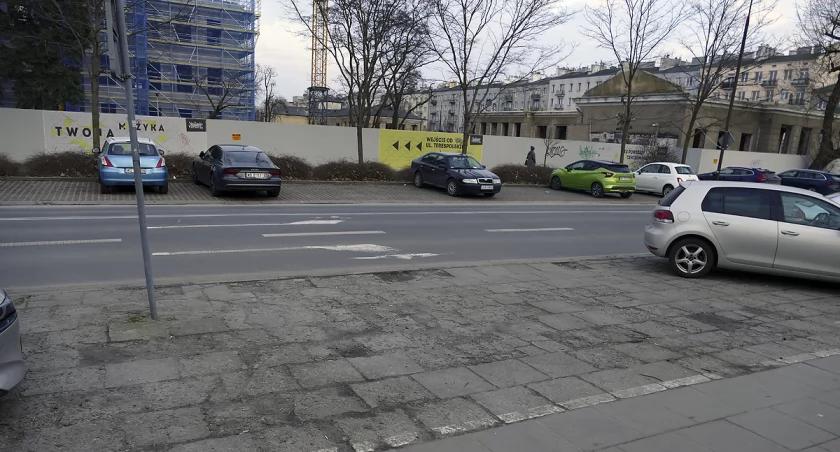 Puste miejsca parkingowe na Kamionku