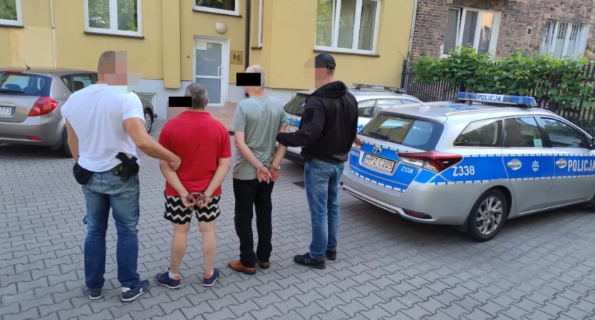 Zatrzymanie pięciu osób - 4 mężczyzn i kobieta