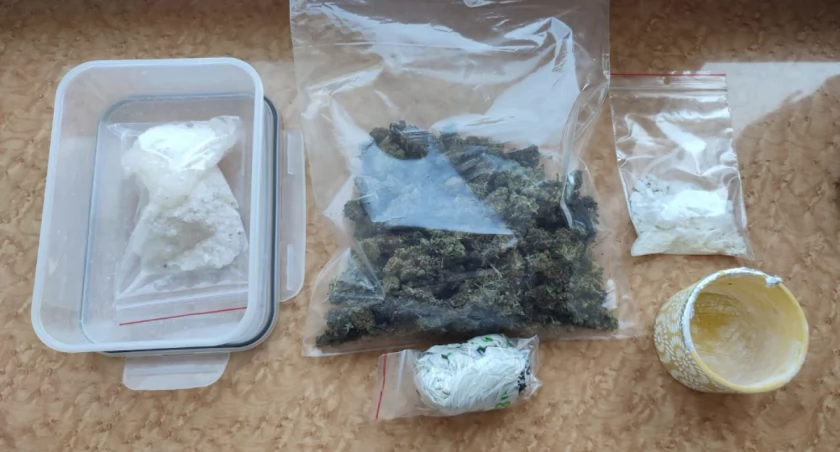 Mefedron, amfetamina i marihuana w mieszkaniu na Pradze