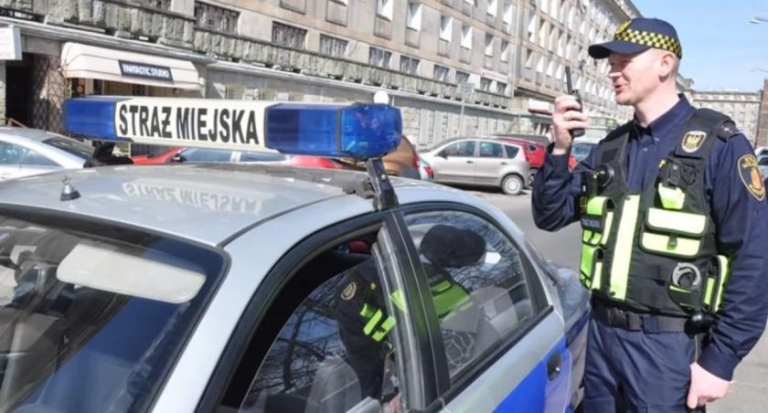 Poszukiwany, z zakazem prowadzenia pojazdów zatrzymany za kierownicą. Do aresztu trafił też pasażer