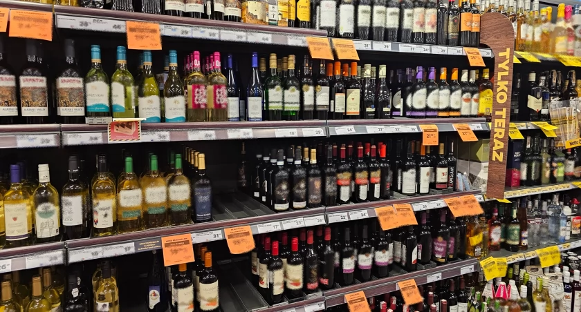 Zakaz sprzedaży alkoholu w nocy – zaskakujące wyniki sondażu