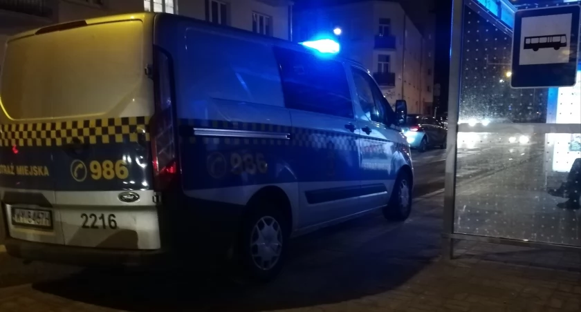 Bez ubrania i dokumentów spacerował po ulicy