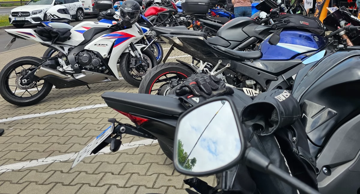 Wieczorna parada motocykli - Świeć przykładem nocą