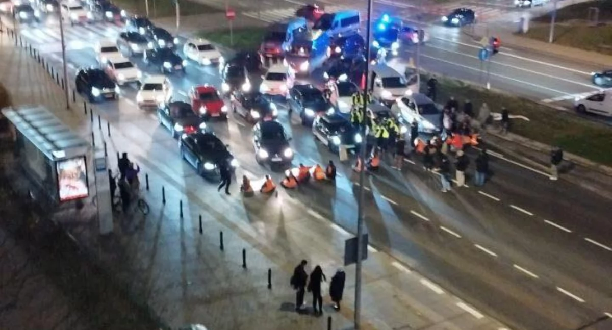 Protest Ostatniego Pokolenia na Wisłostradzie: Kierowcy tracą cierpliwość