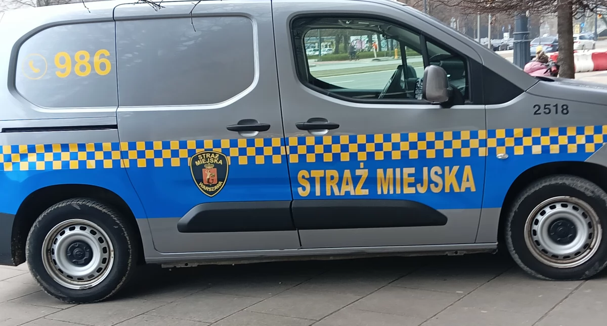 Staruszka siedziała na ławce. Zainteresowali się nią mundurowi. Apelują do mieszkańców