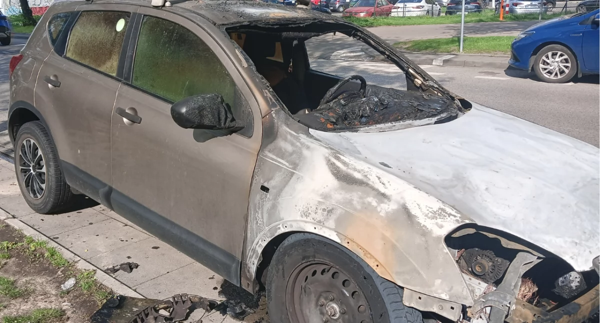 Samochód stanął w płomieniach! Akcja gaśnicza na Saskiej Kępie (ZDJĘCIA)