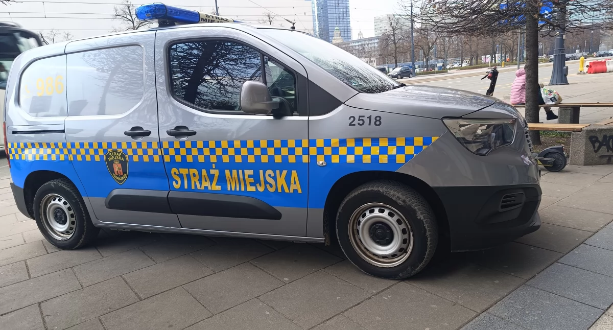 Obcokrajowiec leżał pod drzewem i bełkotał po rosyjsku. Znaleźli przy nim zakazaną substancję