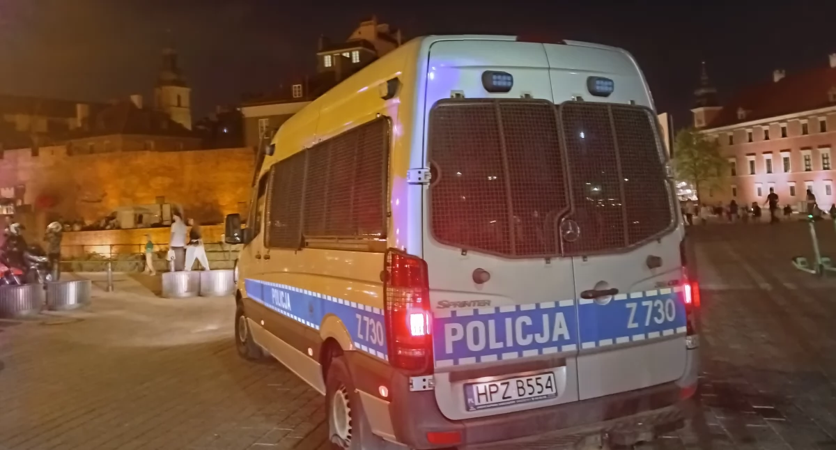 Uciekał przed policją, a później wjechał w radiowóz. Szaleńczy pościg na Saskiej-Kępie