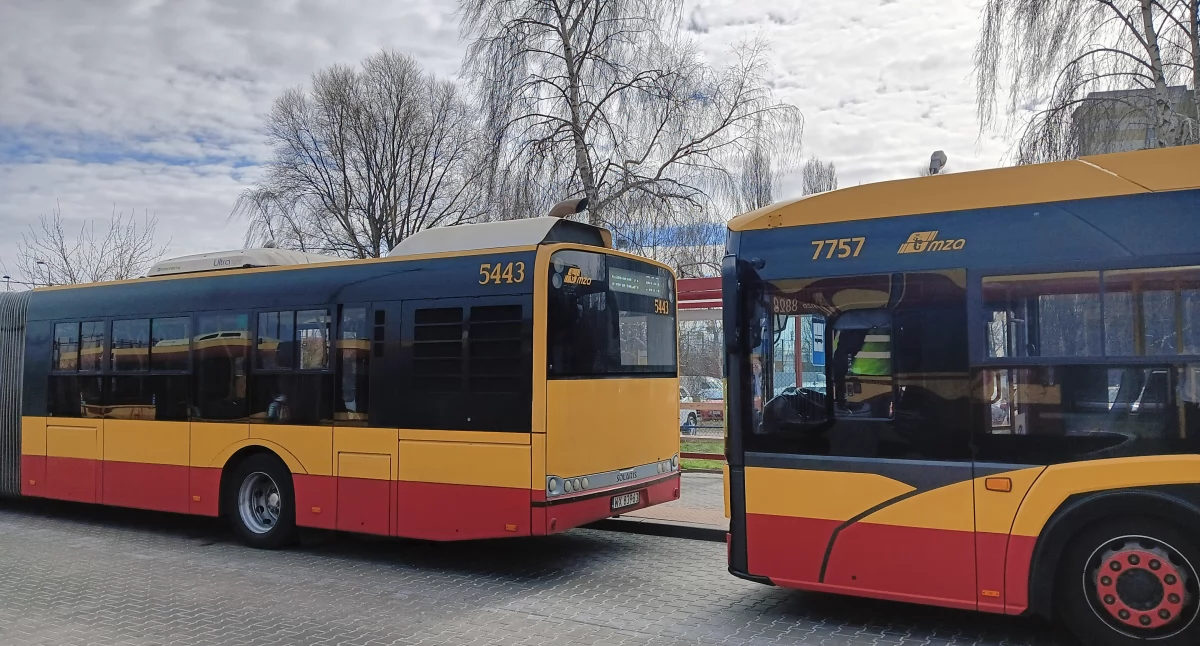 Kobieta potrącona na przejściu dla pieszych. Wyciągano ją spod autobusu 